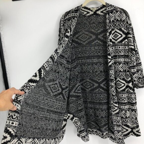 Urban Outfitters Ecote Black &White Tribal Patterned 3/4 sleeve Cardigan size S - Picture 7 of 12